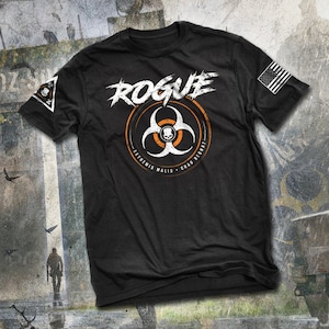 Könnte beinhalten: Schwarzes T-Shirt mit einer weißen Grafik eines Biohazard-Symbols mit dem Wort "ROGUE" darüber und dem Text "EXTREMIS MALIS - CHAD REGNAT" darunter.