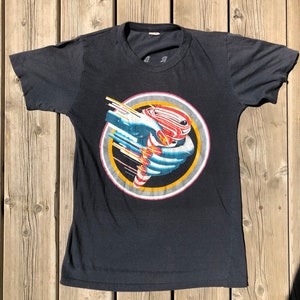 Vintage Jewellery 1986 T-Shirt mit Logo von Blackriver