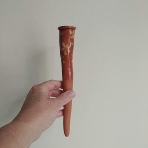 Dünne handgemachte Terrakotta-Olla-Röhre, um Ihre Pflanze zu hydratisieren, Keramik-Oya im organischen Stil, Einweihungsgeschenk, modernes und organisches Gärtnergerät