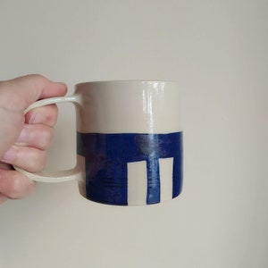 Blau Streifen Design Steingut Tasse, XL Abstrakte Kunst Tasse, Minimal Design Tasse, Weihnachtsgeschenk für Kaffee-Liebhaber, Beige & Blaue Eis Tasse