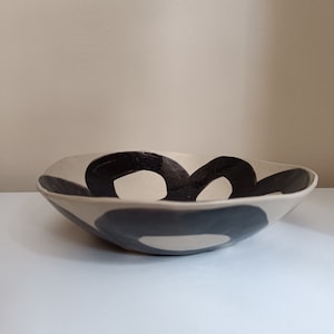 Beige und schwarze Steingut Ring Design Salatschüssel, einzigartige handgefertigte Servierschüssel, Geschenkidee für Kunstliebhaber, moderne Obstplatte, Herzstück