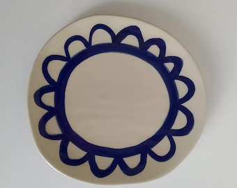 Plato de gres hecho a mano: diseño floral azul cobalto, plato de cerámica minimalista