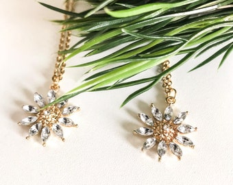Gold Daisy Necklace, Crystal Flower Pendant, Dainty Floral Necklace