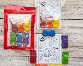 Recuerdos de fiesta de crayones de coches de carreras,