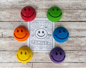 Set de regalo de crayones con cara sonriente y recuerdos de fiesta