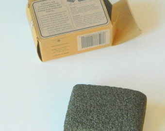 La piedra para suéteres elimina las bolitas de los suéteres y otras prendas.