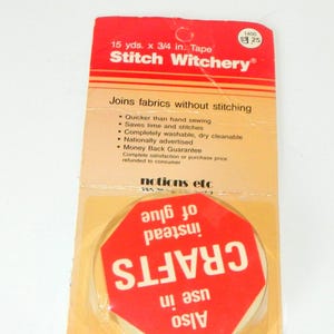 Può includere: Una confezione di nastro Stitch Witchery, un adesivo per tessuti. La confezione rossa e gialla presenta il testo « Joins fabrics without stitching ». Il rotolo di nastro è lungo 13,7 metri e largo 1,9 cm.