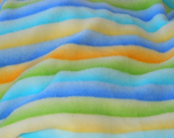 Tela polar antipilling con rayas de arcoíris pastel, 29" x 48"