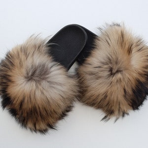 Slippers van bont, pantoffels van bont, schoenen van pluizig bont, pluizige slippers, schoenen van wasbeervacht