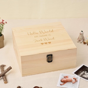 Hello World, ich bin neu hier - Baby Erinnerungsbox mit Ihrem Text, individuelle Gedenkbox, Taufbox, Erinnerungsbox aus Kiefernholz, Baby Geschenk