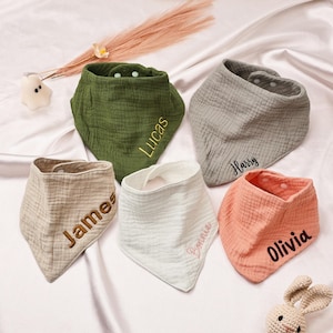 男の子/女の子用パーソナライズベビービブ、ベビーモスリンスカーフ、刺繍入りコットンベビービブ、カスタム三角スカーフ、新生児の1歳の誕生日プレゼント