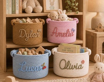 Cesto portagiochi personalizzato, contenitore portaoggetti personalizzato con nome del bambino, organizer per cameretta in corda intrecciata, scatola portagiochi per la stanza dei giochi, cesto all'uncinetto con nome, decorazione per la cameretta dei bambini