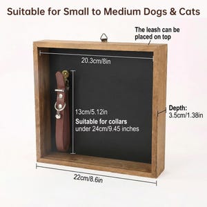 Op de afbeelding: Een houten displaybox voor dierenhalsbanden met een donkerbruine leren halsband erin. De doos is 22 cm breed, 20,3 cm lang en 3,5 cm diep. Tekst op de doos luidt "Geschikt voor kleine tot middelgrote honden en katten".