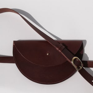 Petit sac à bandoulière demi-lune fin marron chocolat / Sac banane en cuir / Sac banane en cuir / Sac ceinture en cuir / Sac banane / Pochette en cuir