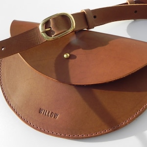 Petit sac à bandoulière demi-lune en cuir marron / Sac banane en cuir / Sac banane en cuir / Sac ceinture en cuir / Sac banane / Pochette en cuir