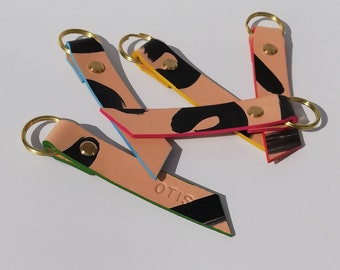 Schlüsselanhänger aus Leder mit farbiger Kante / personalisierter Schlüsselanhänger / Geschenk für Sie und Ihn / Geschenkidee / Leder Schleifen-Taschenanhänger