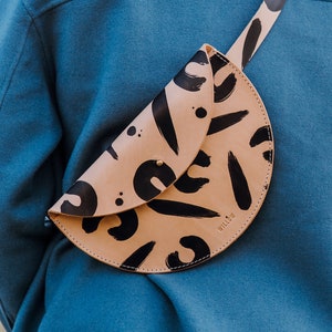 Large leopard slim half moon crossbody bag / handmade / Leather waist bag / Leather belt bag / Half moon fanny pack / Leather clutch imagem 4