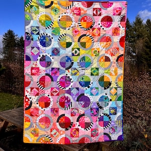 Colcha de patchwork hecha a mano para el MES DEL ORGULLO, con telas arcoíris originales. imagen 1