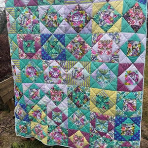 Tula Pink handgemachte Patchwork Decke, Unikat.  Bunte Bettwäsche.  Schlangenliebhaber, Libellen, Eulen. Eklektische Decke.