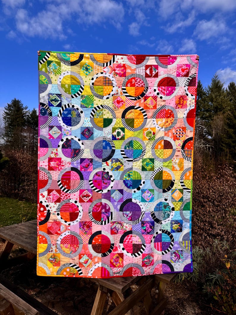 Colcha de patchwork hecha a mano para el MES DEL ORGULLO, con telas arcoíris originales. imagen 1