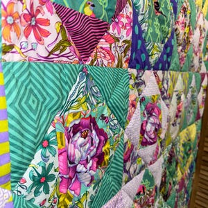 Colcha Tula Pink hecha a mano con retazos, decoración única. Ropa de cama colorida. Amantes de las serpientes, las libélulas y los búhos. Manta ecléctica.