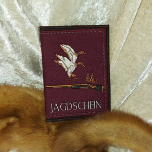 Jagdscheinhülle -aus Filz und Lodenstoff bestickt mit Jagd -  Motiv fliegende Enten Gewehr -personalisierbar