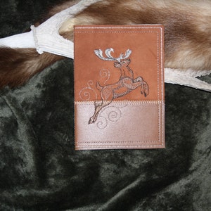 Jagdscheinhülle -aus echtem Leder glatt und Velour rot braun-bestickt mit einem  Hirsch springend .. -personalisierbar! EINZELSTÜCK !!