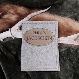 Jagdscheinhülle -aus Filz  mit Namen auf Velourleder Patch ....Kunstleder