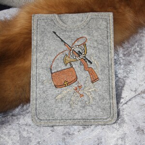 Jagdscheinhülle - aus Filz - einfach - zum Einstecken  bestickt mit  -Gewehr Tasche--  Motiv Jäger  - verschiedene Farben lieferbar
