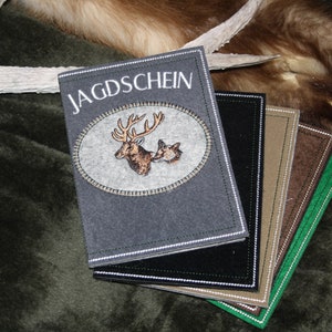 Jagdscheinhülle -aus Filz mit Velouroberfläche - bestickt Hirsch/ Fuchs.... verschiedene Farben lieferbar ... auf Wunsch mit Namen