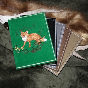 Jagdscheinhülle -aus Filz mit Velouroberfläche - bestickt mit einem Fuchs   ... verschiedene Farben lieferbar ... auf Wunsch mit Namen