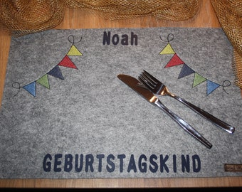 Tischset aus Filz -- verschiedene Farben - Geburtstagskind - mit Namen   -- Personalisierung  - Stickerei - Druck