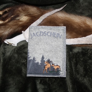 Jagdscheinhülle -aus Filz bestickt und beflockt -- Wald im Hintergrund - gestickt Hirsch-Rotwild  ... -mit Namen personalisierbar !