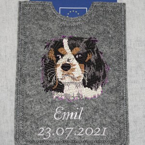 Heimtierausweis Cavalier King Charles Spaniel  naturgetreu gestickt  auf Wunsch  mit Namen und Geburtsdatum des Hundes-- personalisierbar --