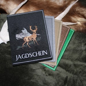 Jagdscheinhülle -aus Filz mit Velouroberfläche - bestickt Hirsch Berge ... verschiedene Farben lieferbar ... auf Wunsch mit Namen