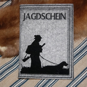 Jagdscheinhülle -aus Filz bestickt und beflockt -- Jäger mit Hund  ... verschiedene Farben lieferbar -mit Namen personalisierbar !