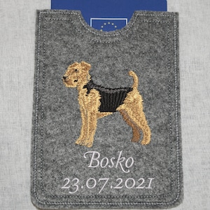 Heimtierausweis Airedale Terrier naturgetreu gestickt  auf Wunsch  mit Namen und Geburtsdatum des Hundes-- personalisierbar --