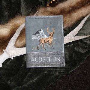 Jagdscheinhülle -aus echtem Leder geprägt und Velour grau mit einem  Hirsch und Bergen .. -personalisierbar! EINZELSTÜCK !!