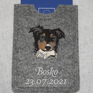 Heimtierausweis Australian Shepherd naturgetreu gestickt  auf Wunsch  mit Namen und Geburtsdatum des Hundes-- personalisierbar --