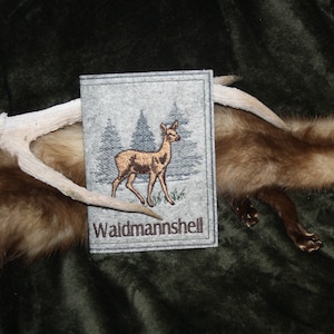 Jagdscheinhülle -aus Filz bestickt Reh- Wald im Hintergrund verschiedene Farben lieferbar-Personalisierung möglich ! 2 Schriftzugvarianten-