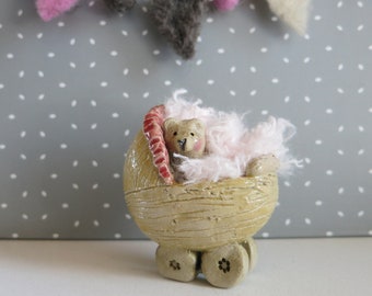 Carrozzina e orsetto per bambole in ceramica