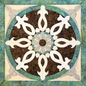 Può includere: Un design a stella bianca a otto punte con un centro marrone e un bordo turchese. La stella è su uno sfondo crema con un bordo turchese e verde.