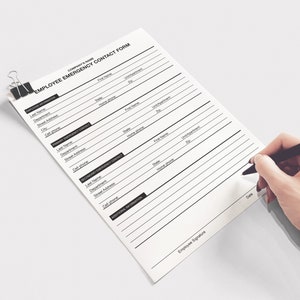 Pu&ograve; includere: Un modulo di contatto di emergenza per i dipendenti in bianco e nero con righe vuote per compilare le informazioni personali, tra cui nome, indirizzo, numero di telefono e reparto. Il modulo include anche una sezione per le informazioni di contatto di emergenza.