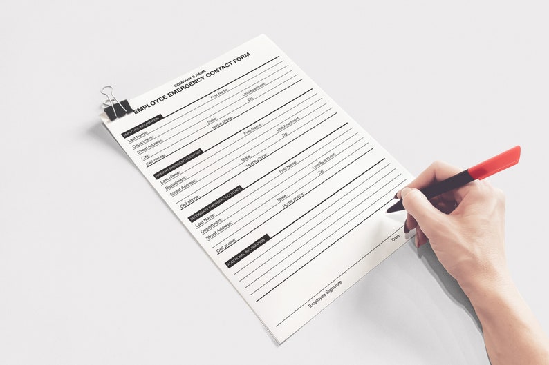 Pu&ograve; includere: Un modulo di contatto di emergenza per i dipendenti in bianco e nero con righe vuote per compilare le informazioni personali, tra cui nome, indirizzo, numero di telefono e reparto. Il modulo include anche una sezione per le informazioni di contatto di emergenza.