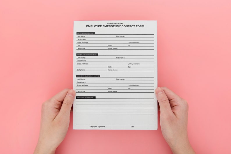 Pu&ograve; includere: Un modulo bianco di carta con il titolo "EMPLOYEE EMERGENCY CONTACT FORM" e campi per le informazioni del dipendente, i contatti di emergenza primari e secondari e informazioni aggiuntive. Il modulo &egrave; tenuto da due mani.