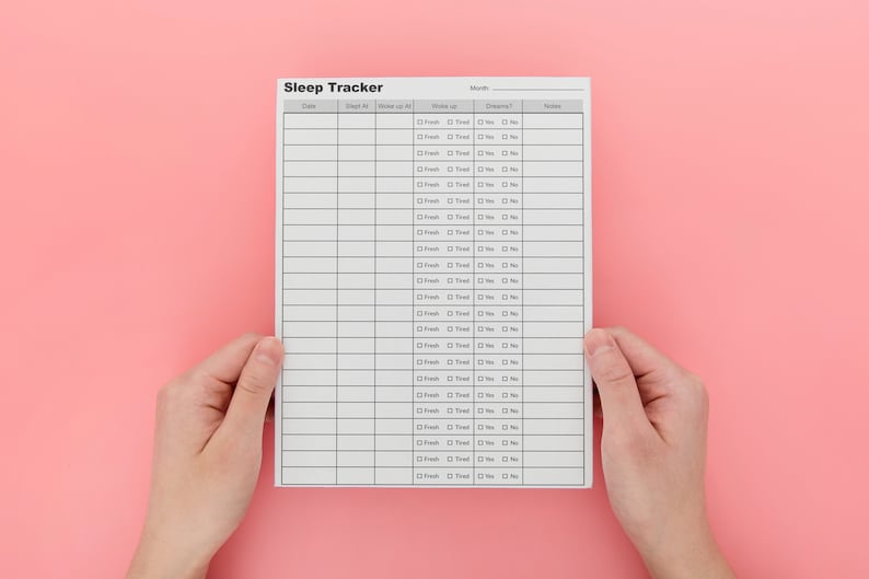 Puede incluir: Una hoja de seguimiento del sue&ntilde;o blanca con columnas para la fecha, la hora de acostarse, la hora de despertarse, la hora de despertarse, fresco o cansado, sue&ntilde;os y notas.