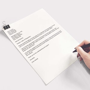 Może przedstawiać: List rezygnacyjny napisany na białym papierze czarnym długopisem i czerwonym markerem. List jest skierowany do pracodawcy i informuje, że autor rezygnuje ze swojego stanowiska. List jest datowany i podpisany.