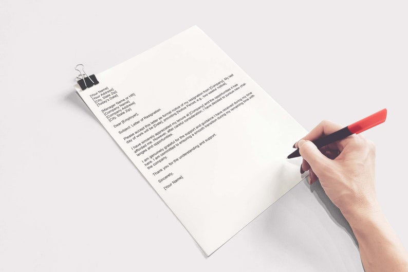 Może przedstawiać: List rezygnacyjny napisany na białym papierze czarnym długopisem i czerwonym markerem. List jest skierowany do pracodawcy i informuje, że autor rezygnuje ze swojego stanowiska. List jest datowany i podpisany.