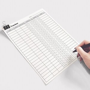 Puede incluir: Un rastreador imprimible en blanco y negro con la palabra "Tracker" en la parte superior. El rastreador tiene columnas para la fecha, el registro, el entrenamiento y otras categor&iacute;as. Hay casillas de verificaci&oacute;n en cada columna.