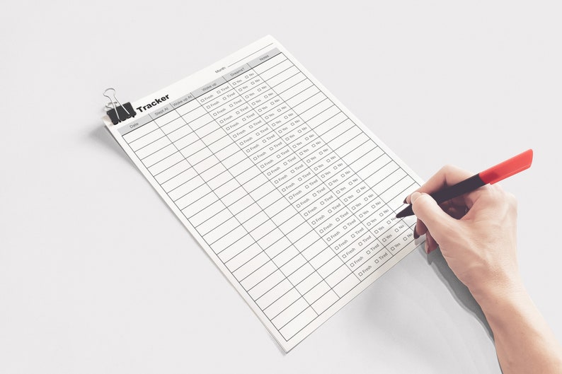 Puede incluir: Un rastreador imprimible en blanco y negro con la palabra "Tracker" en la parte superior. El rastreador tiene columnas para la fecha, el registro, el entrenamiento y otras categor&iacute;as. Hay casillas de verificaci&oacute;n en cada columna.
